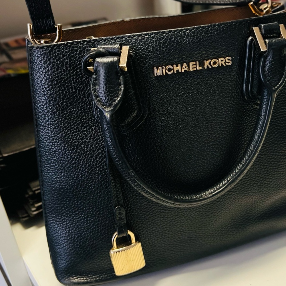AUTHENTIC MICHAEL KORS LEATHER